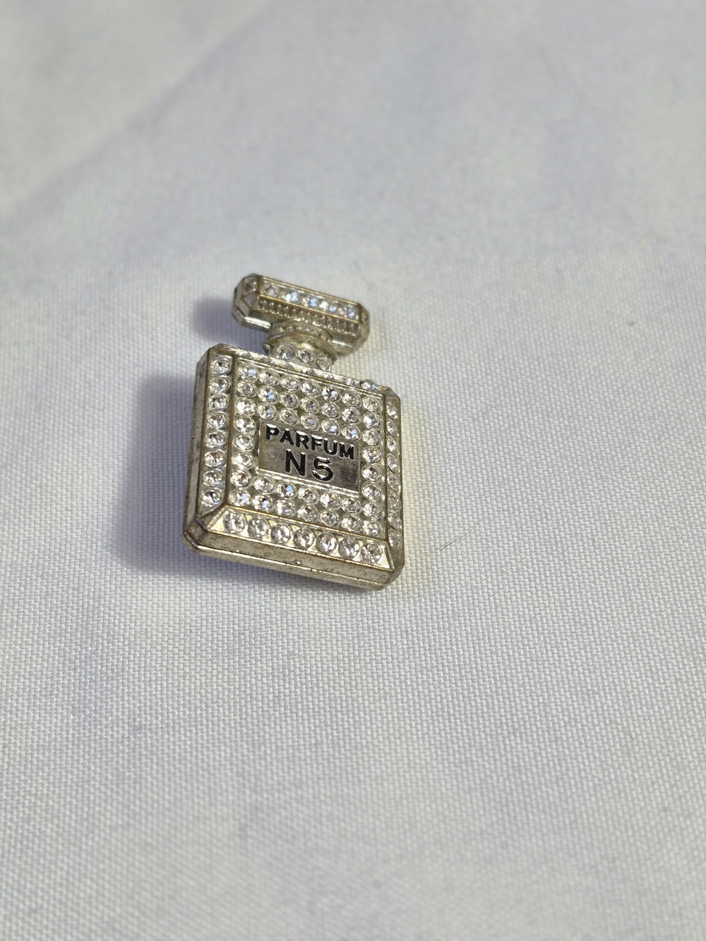 BEAUTIFUL FAUX DIAMONDS RHINESTONES SILVER TONE METAL PERFUME SHOE CHARM